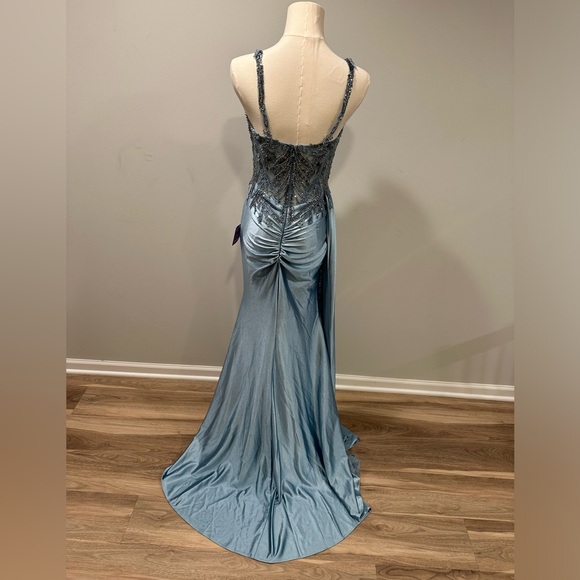 Stunning mother of the bride•special occasion •prom gown. NWT size 6. - Picture 4 of 7